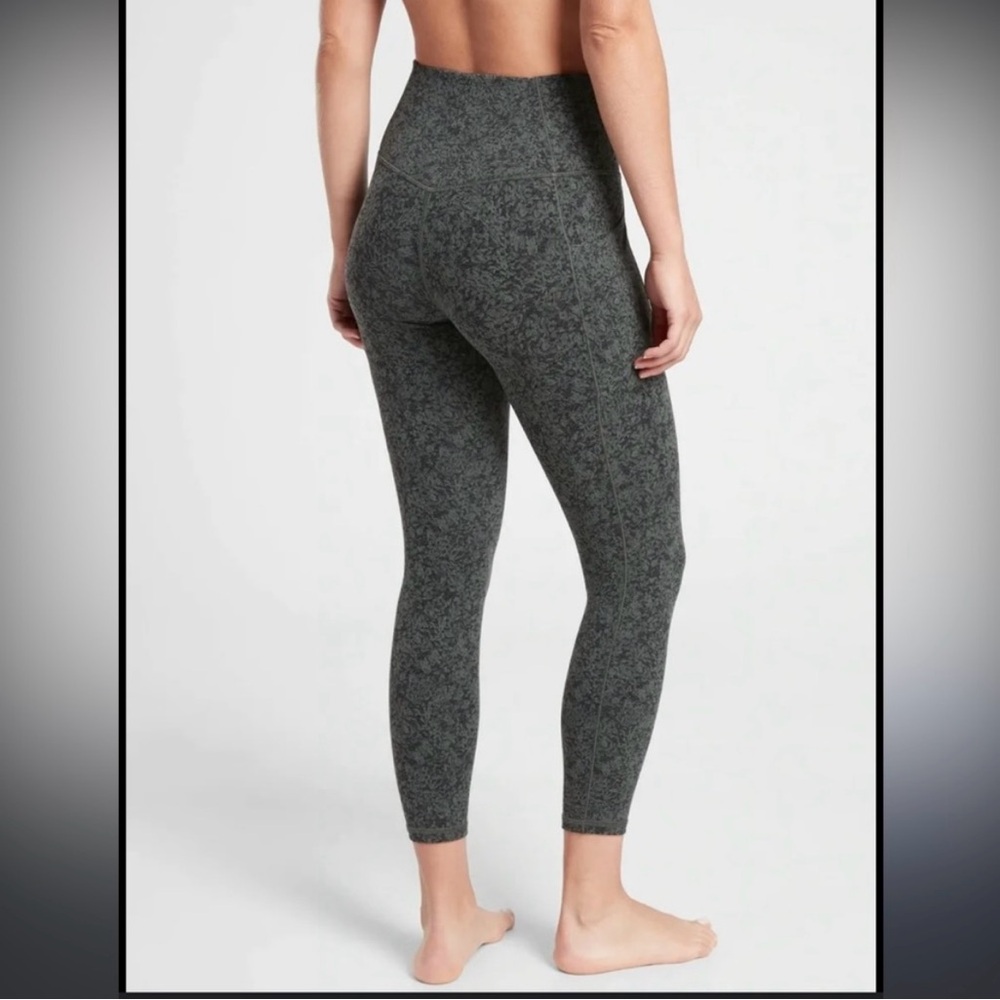ATHLETA salutation stash pocket II 7/8 tight legging size S